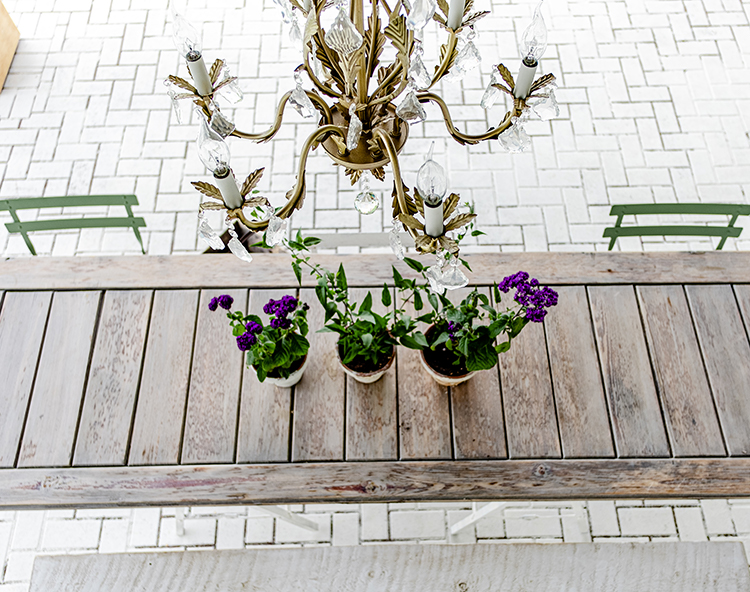 rust-oleum-universal-spray-paint-diy-chandelier-makeover-inspirational-project-after-1