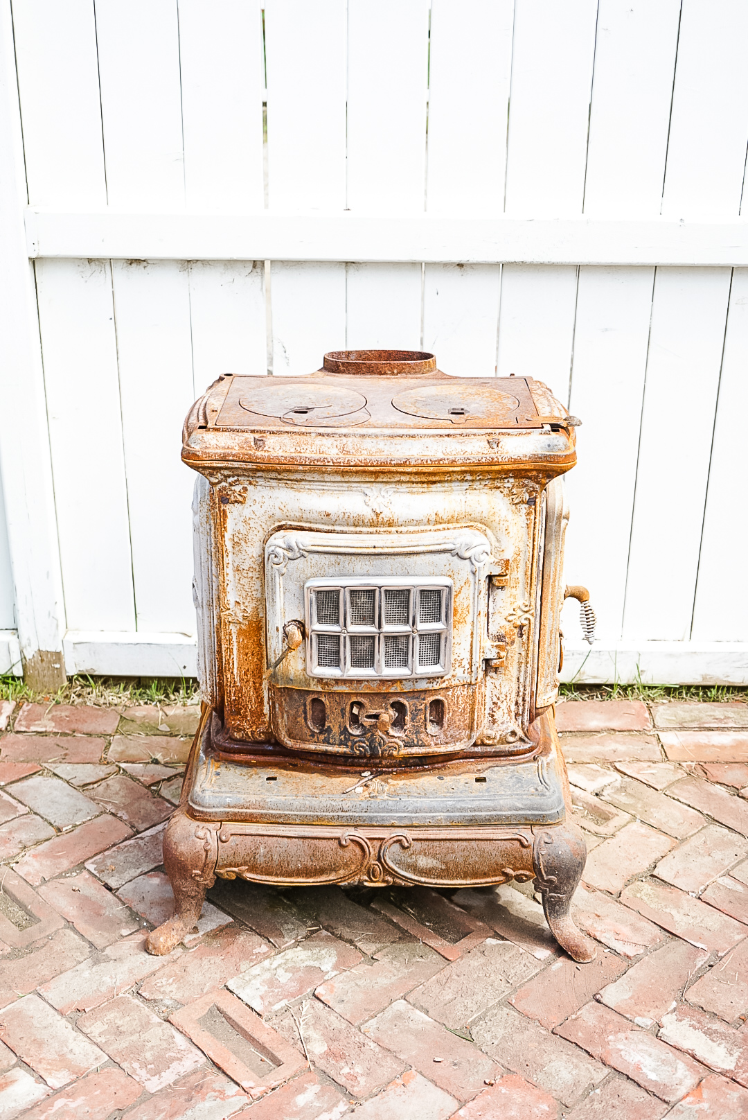 rust-oleum-spray-paint-wood-burning-oven-upcycle-inspirational-project-before